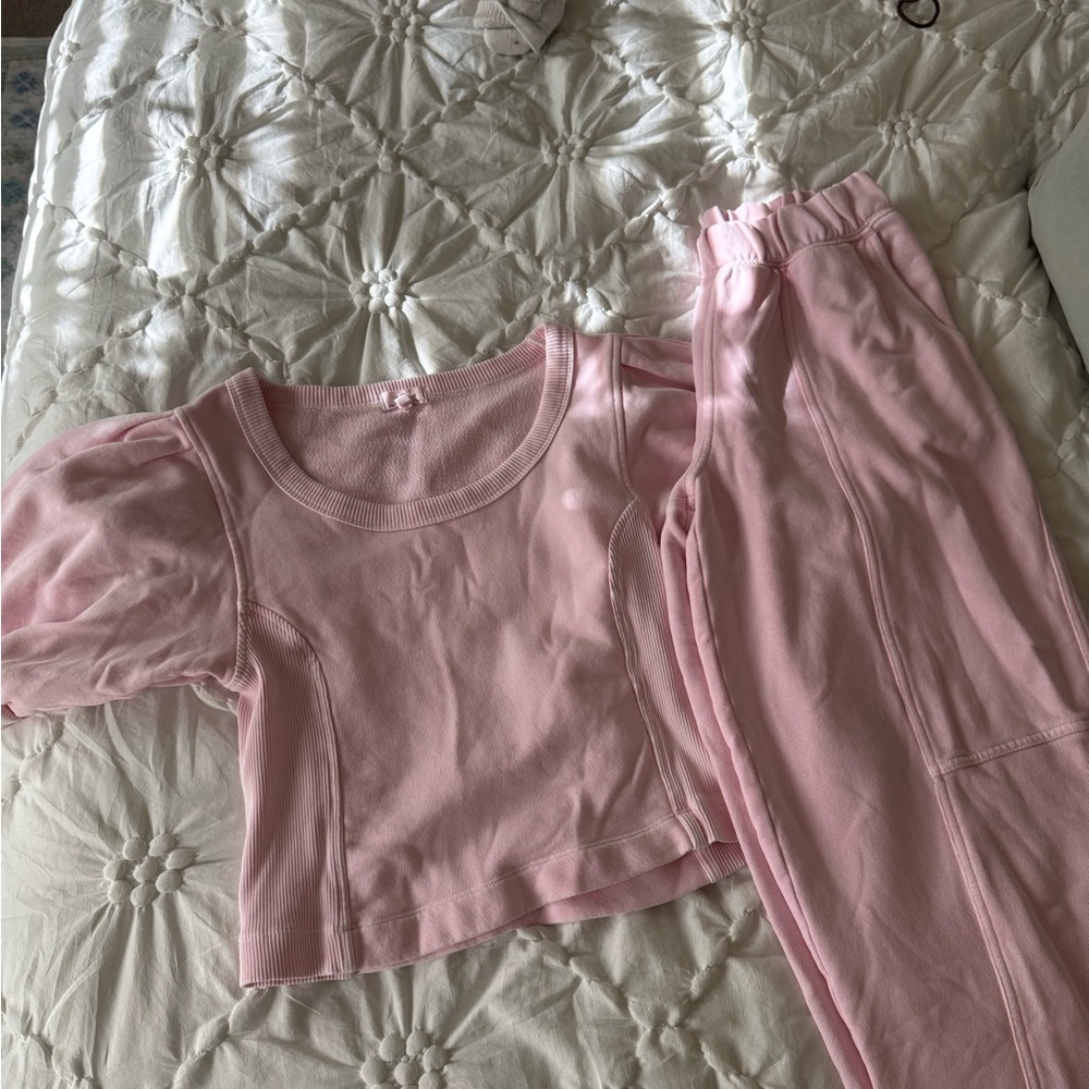 Matching light pink Aerie set!